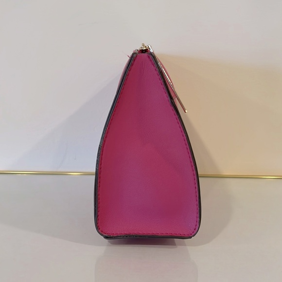 Elizabeth Arden NY Pink Makeup Bag. - Picture 3 of 11